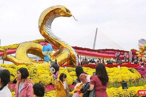 Đà Nẵng rực rỡ sắc Xuân, người dân tấp nập đổ về đường hoa