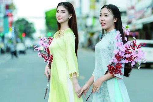 Nét xuân Nam bộ qua thiết kế áo dài Huệ Thi
