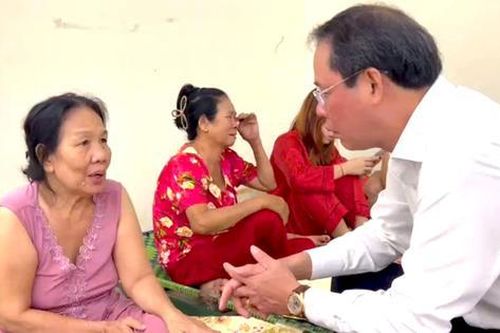 TPHCM: Thăm hỏi, động viên các gia đình bị hỏa hoạn chiều 29 Tết