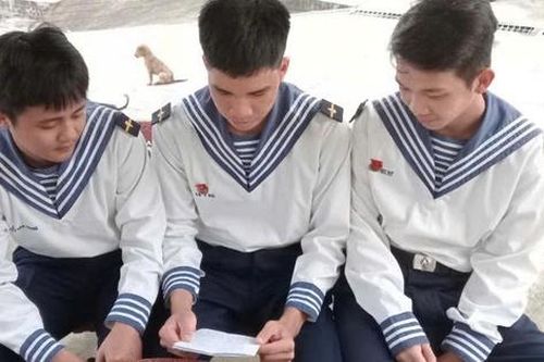 Cánh thư yêu thương làm ấm lòng bộ đội ở đảo xa