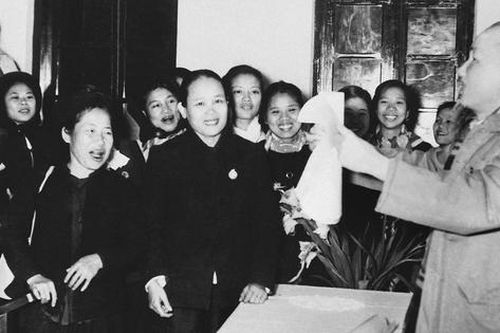 Phụ nữ Việt Nam luôn trong trái tim Người