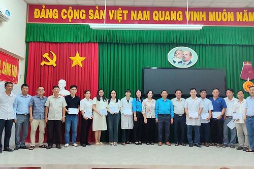 Lãnh đạo huyện Phú Tân thăm, tặng quà bệnh nhân và các y, bác sĩ dịp Tết