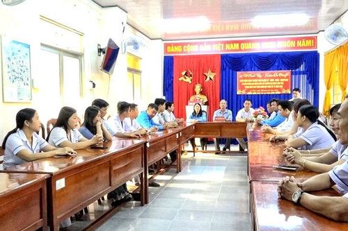 Phó Bí thư Thường trực Huyện ủy An Phú chúc Tết tại Trung tâm Y tế huyện