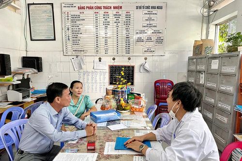 Lãnh đạo huyện Tri Tôn thăm và tặng quà bệnh nhân đang điều trị tại Trung tâm Y tế huyện