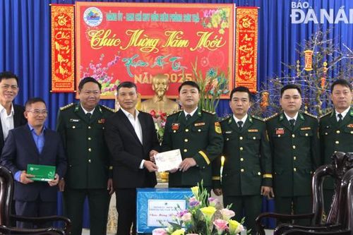 Phó Chủ tịch Thường trực UBND thành phố Hồ Kỳ Minh thăm, tặng quà động viên các đơn vị trực Tết