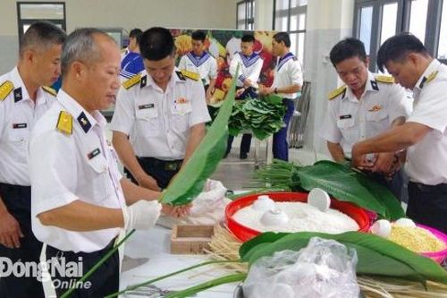 Thăm, chúc Tết cán bộ chiến sĩ thực hiện nhiệm vụ trên đỉnh núi Chứa Chan