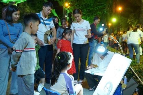 Người dân Đồng Nai đang đổ dồn về các địa điểm tổ chức bắn pháo hoa đêm giao thừa