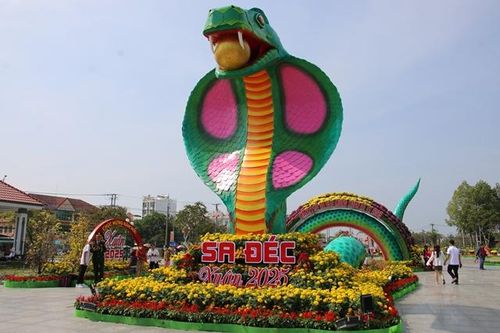 Linh vật rắn Tết Ất Tỵ thu hút khách tham quan, chụp ảnh
