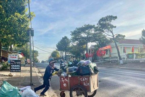 Nhọc nhằn công nhân vệ sinh môi trường cật lực thu gom rác thải trước thềm năm mới