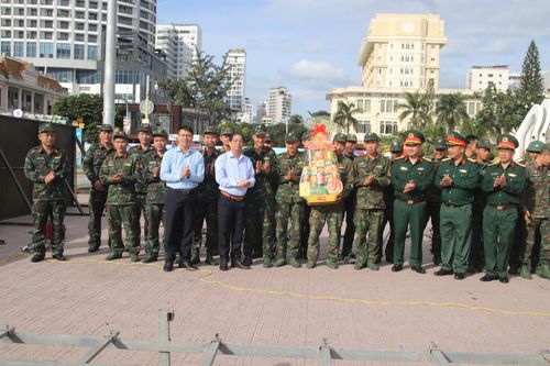 Chủ tịch UBND tỉnh Nguyễn Tấn Tuân kiểm tra công tác sẵn sàng chiến đấu và bảo vệ trận địa pháo hoa