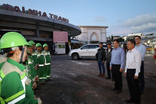 Phó Chủ tịch UBND tỉnh Trần Hòa Nam động viên công nhân dọn vệ sinh môi trường đô thị đêm giao thừa
