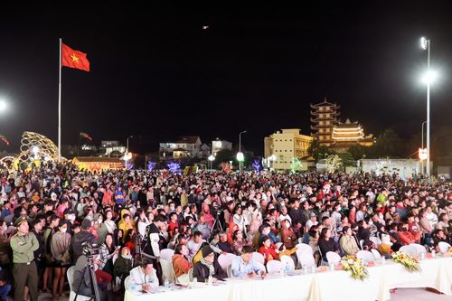 Ninh Hòa: Tươi vui đêm giao thừa