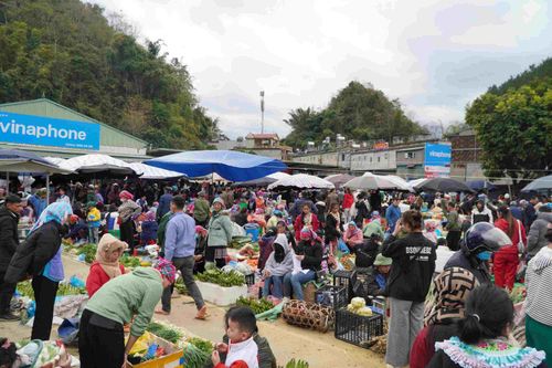 Rộn ràng chợ phiên San Thàng ngày cuối năm