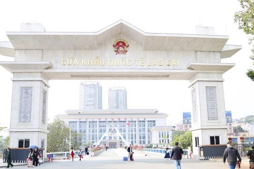 Việc xuất - nhập cảnh của người dân và du khách diễn ra nhanh chóng, thuận lợi