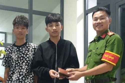 Đạ Huoai: Hai học sinh nhặt được của rơi, trả lại người đánh mất