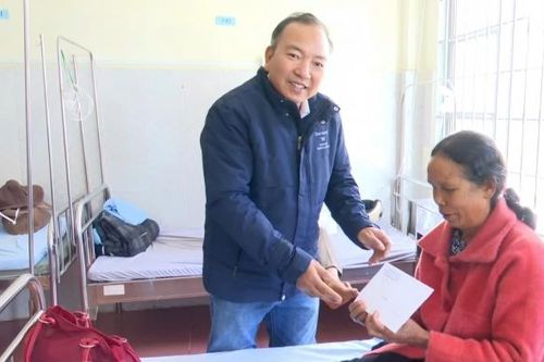 Lãnh đạo huyện Lâm Hà thăm, tặng quà cho các bệnh nhân tại Trung tâm Y tế huyện