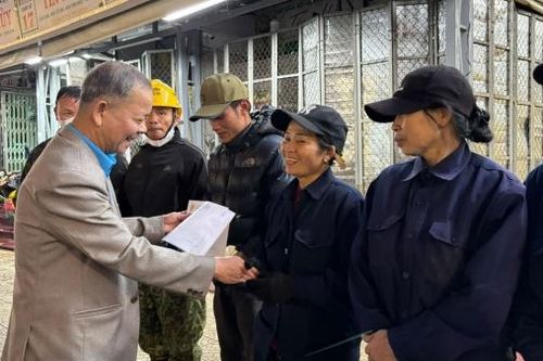 Liên đoàn Lao động tỉnh và Đoàn Đại biểu Quốc hội thăm hỏi, tặng quà người lao động trực Tết