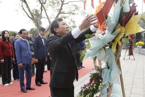 Dâng hoa tại Bức phù điêu Bác Hồ nói chuyện với cán bộ, chiến sĩ Đại đoàn quân Tiên Phong