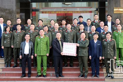 Chủ tịch UBND tỉnh thăm, động viên các đơn vị trực Tết Nguyên đán