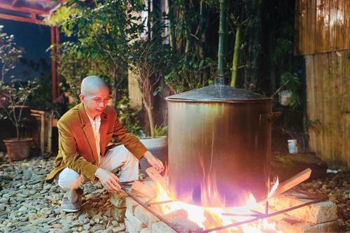 Nồi bánh tét bên dòng sông Hương