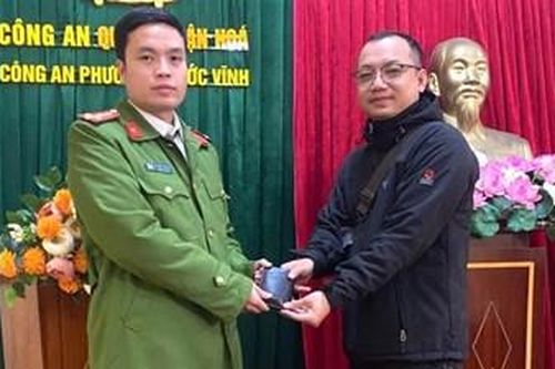 Trả giấy tờ và tài sản cho người dân đánh rơi