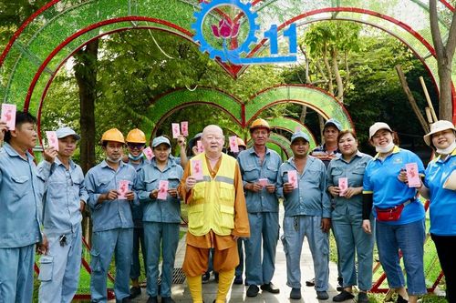 Câu lạc bộ Hành Trình Xanh chùa Liên Hoa xuống phố quét rác, lì xì công nhân vệ sinh môi trường chiều 29 Tết
