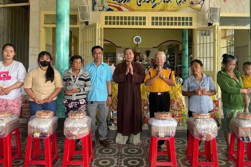 Tịnh thất An Lạc (H.Nhà Bè) tặng 1.400 phần quà Tết đến người dân có hoàn cảnh khó khăn