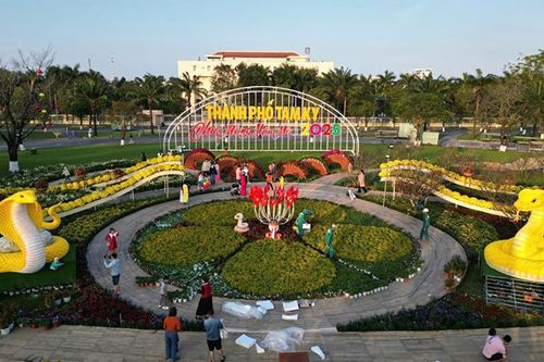 Tam Kỳ (Quảng Nam): Du khách thích thú với thiết kế cặp rắn tại Quảng trường 24/3