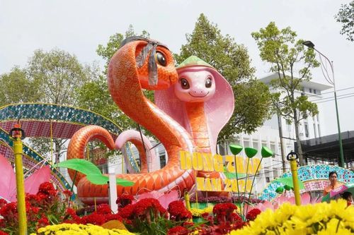 Đường hoa Xuân TP. Cao Lãnh: 'Sen hồng bứt phá - Vươn tới tương lai'