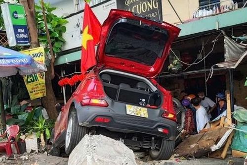 Xe ô tô lao vào quán cà phê sáng 29 Tết, người đàn ông 60 tuổi nhập viện