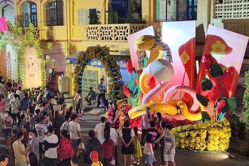 TP Hồ Chí Minh mua hoa tặng những hộ gia đình khó khăn