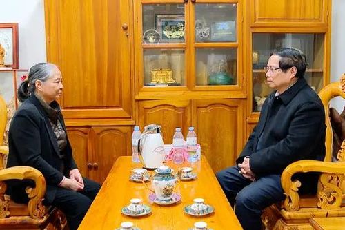 Thủ tướng thăm, chúc Tết gia đình cố Tổng Bí thư Nguyễn Phú Trọng