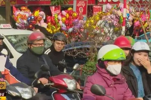 Phố phường Hà Nội khác lạ ngày cận Tết