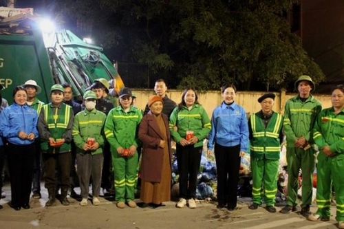 Liên đoàn Lao động tỉnh tặng quà công nhân thực hiện nhiệm vụ đêm giao thừa
