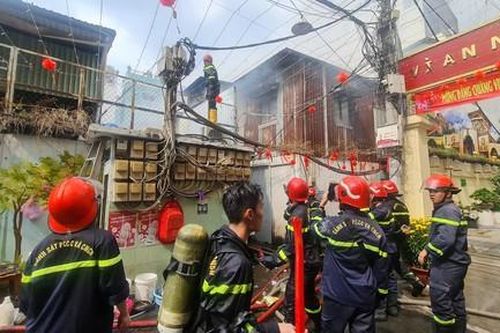 TPHCM: Công an nhanh chóng có mặt dập tắt đám cháy nhà cứu người dân chiều 30 Tết