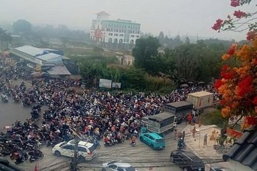 Lực lượng An ninh cơ sở cùng Công an giải quyết ùn tắc giao thông
