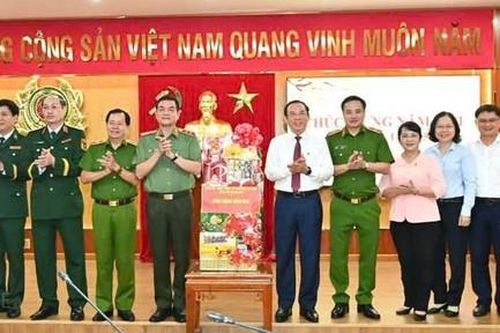 Bí thư Thành ủy Nguyễn Văn Nên thăm, động viên Công an TPHCM đêm Giao thừa