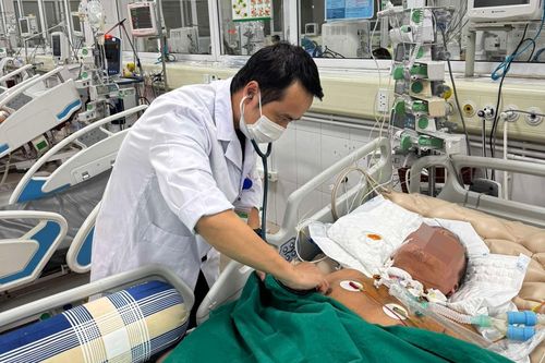 Bác sỹ cấp cứu chạy đua với tử thần giành giật sinh mạng bệnh nhân ngày cận Tết