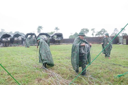 Huế: Quân đội dầm mưa chuẩn bị trận địa pháo hoa đón giao thừa
