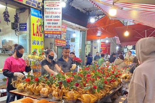 Chợ dân sinh nhộn nhịp trong sáng sớm ngày cuối cùng của năm Giáp Thìn