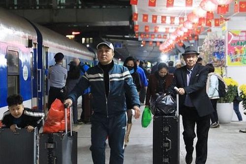 Tết ấm áp trên chuyến tàu cuối cùng rời ga Hà Nội đêm Giao thừa