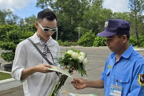 Chuyện về người nâng niu 'giấc ngủ' ngàn thu cho người đã khuất