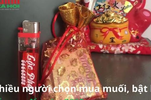 Nhiều người chọn mua muối, bật lửa cầu may đầu năm 2025