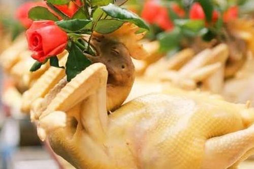 Ý nghĩa cúng gà trống đêm giao thừa và cách buộc, luộc gà cánh tiên đẹp mắt