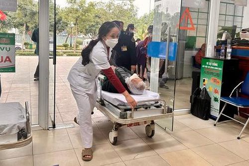 Vui buồn chuyện 'thiên thần' trực xuyên Tết