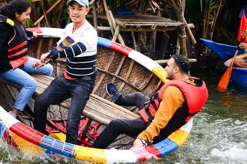 Du khách nước ngoài trải nghiệm lắc thuyền thúng ở Hội An dịp Tết cổ truyền