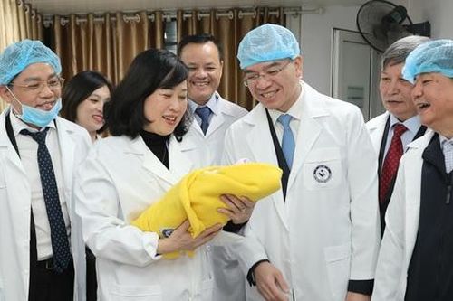 Bộ trưởng Bộ Y tế Đào Hồng Lan thăm y bác sĩ trực Tết, chúc mừng công dân nhí chào đời đêm Giao thừa