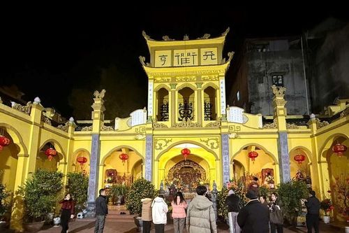 Người dân Cao Bằng đi chùa ngày đầu năm mới
