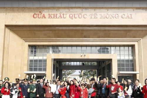 Quảng Ninh: Hơn 12.000 lượt khách qua cửa khẩu Móng Cái trong ngày đầu năm mới