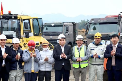 Chủ tịch tỉnh Hà Giang thăm hỏi công nhân trực Tết tại công trường